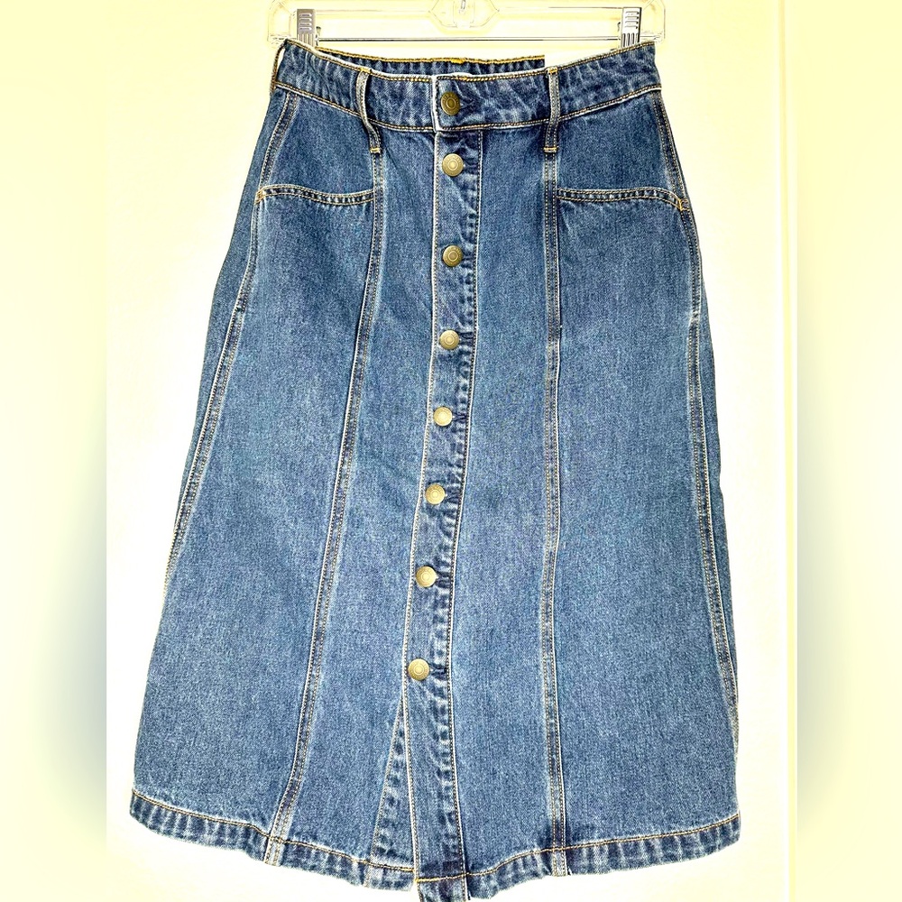 Old Navy Women’s Denim Jean Button-Front Skirt NWT size 2.  💯 cotton w/pockets.